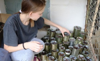 Подростки из Астрахани сделали и отправили на фронт окопные свечи