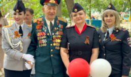 Астраханские полицейские спели ветеранам ВОВ любимые фронтовые песни