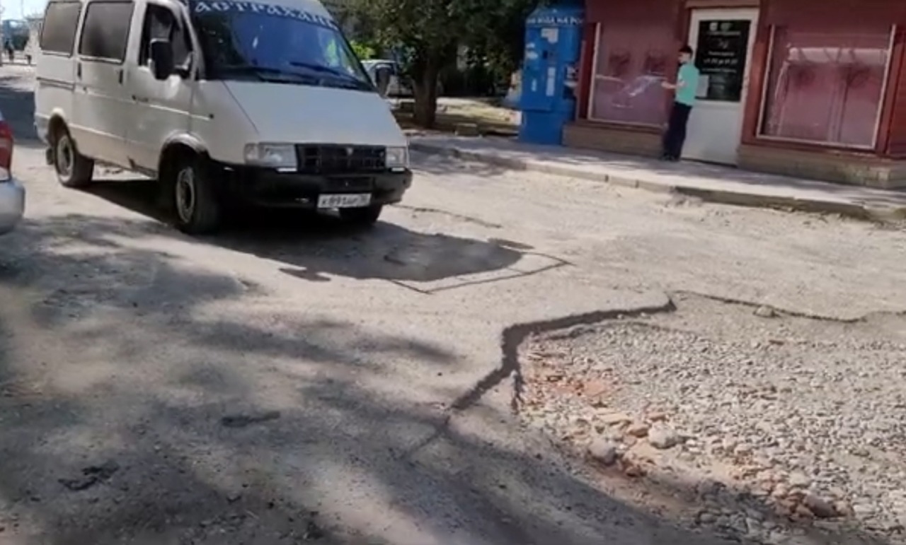 Астраханцам мешают заехать в Юго-Восток-3 гигантские ямы