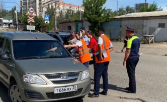 Астраханским водителям напомнили о правилах пересечения переездов