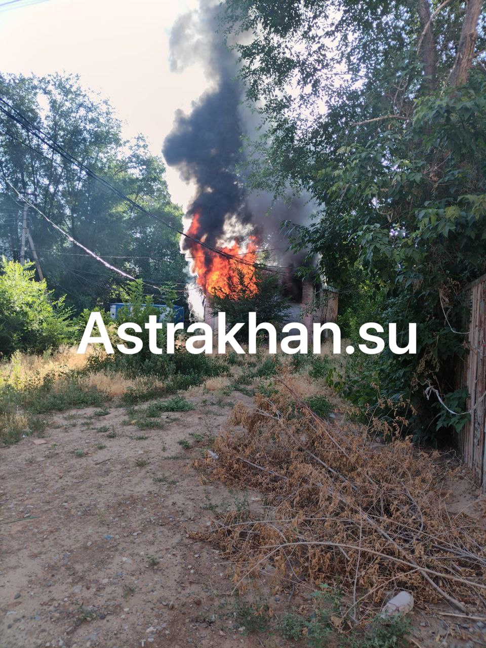 В Астрахани пожар на электроподстанции оставил местных жителей без света