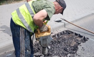 В Астрахани продолжается ямочный ремонт дорог