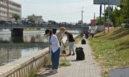 Сегодня на двух набережных Астрахани провели уборку