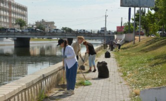 Сегодня на двух набережных Астрахани провели уборку