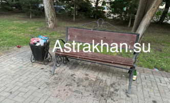 Астраханцы продолжают указывать на грязные лавочки и полные мусорные баки в городе
