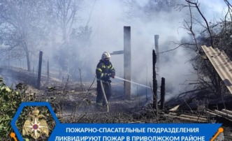 В Приволжском районе Астраханской области спасатели ликвидируют крупный пожар