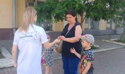 Астраханцам раздают на улицах ленты с триколором Астраханцам раздают на улицах ленты с триколором