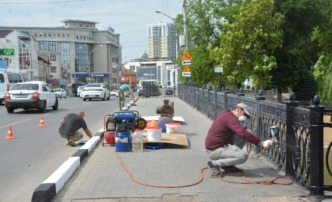 В Астрахани чистят мосты городских каналов