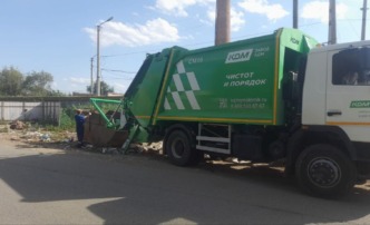 В Трусовском районе ликвидируют скопление мусора на контейнерных площадках