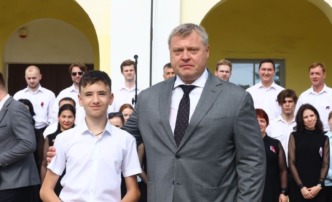 В День России отличившимся астраханским школьникам торжественно вручили паспорта