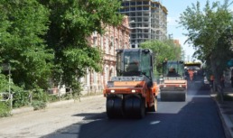 На улице Калинина в Астрахани начали укладывать асфальт