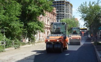 На улице Калинина в Астрахани начали укладывать асфальт