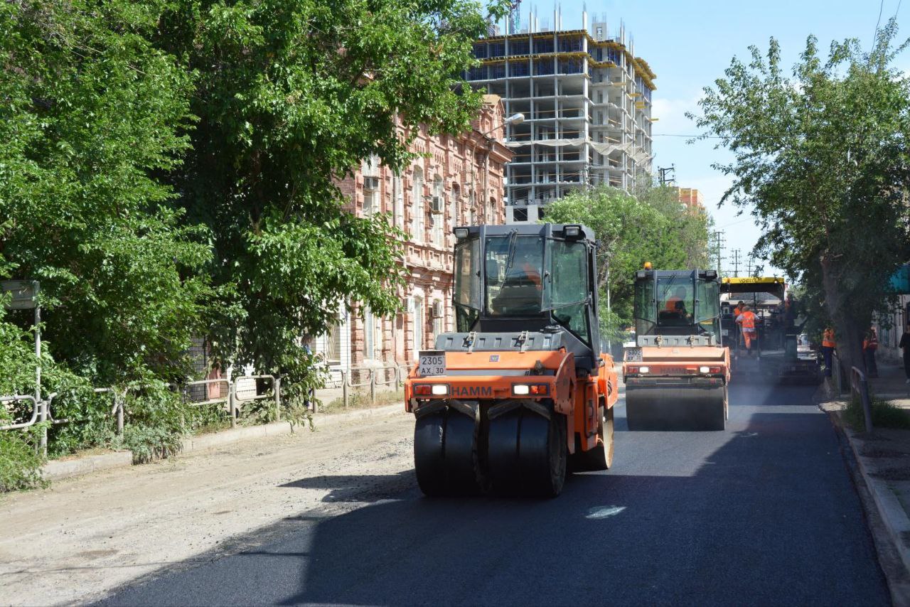 На улице Калинина в Астрахани начали укладывать асфальт