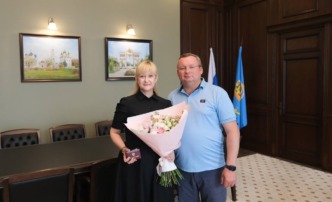 Игорь Мартынов вручил удостоверение Уполномоченному по правам ребенка в Астраханской области