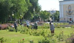 В Астрахани привели в порядок клумбы на площади Ленина