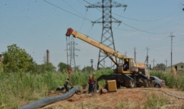 В Трусовском районе меняют водопровод