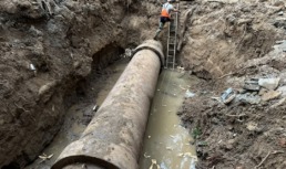В Астрахани коммунальщикам пришлось починить трубу, которой 56 лет