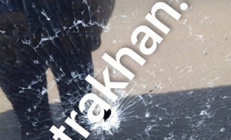 В Астрахани камень разбил стекло «синего» автобуса