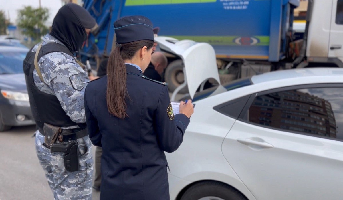 В Астрахани судебные приставы прямо на дороге арестовали автомобили  должников