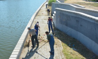В Астрахани сегодня провели уборку в общественных местах