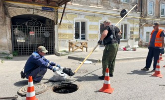 «Астрводоканал» продолжает устранять засоры канализации в городе