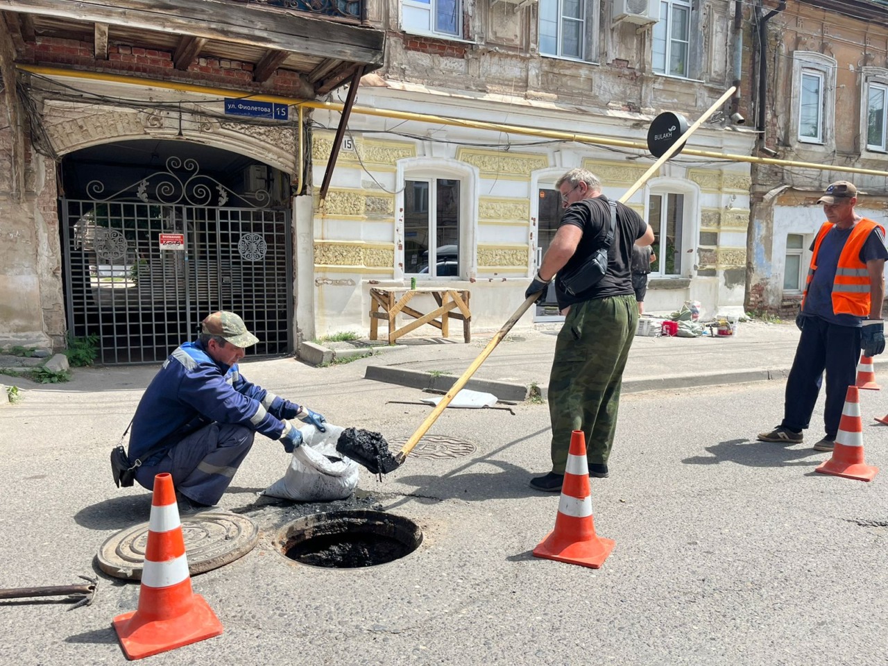 Астрводоканал» продолжает устранять засоры канализации в городе