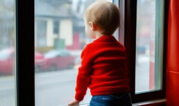 Астраханцев призывают не оставлять детей возле открытых окон и балконов