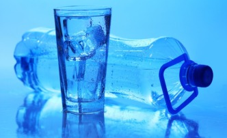 Астраханцам напомнили, как правильно выбирать бутилированную воду