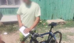 В Астрахани мужчина украл у доверчивой женщины велосипед