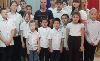 В Астрахани воспитанников соццентра навестил боец СВО