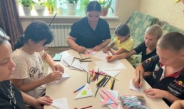 В Астраханской области дети из соццентра отправили более 80 писем бойцам СВО