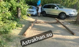 В Астрахани дорогу на пляж перекрыли бревнами