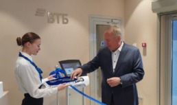 Глава ВТБ Андрей Костин открыл первый офис банка в Луганске
