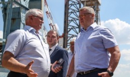 Астраханский губернатор посетил судостроительный завод, выполняющий серьезный заказ