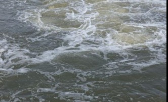 В Астрахани рабочий упал с плавучего крана в Волгу и утонул