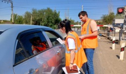 Астраханским водителям напомнили о правилах безопасного проезда через железнодорожные переезды