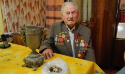 98-летний ветеран ВОВ передал астраханскому музею килограмм советских монет