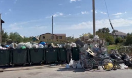 В Астрахани на улице Безжонова в очередной раз образовалась несанкционированная свалка