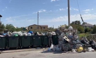 В Астрахани на улице Безжонова в очередной раз образовалась несанкционированная свалка