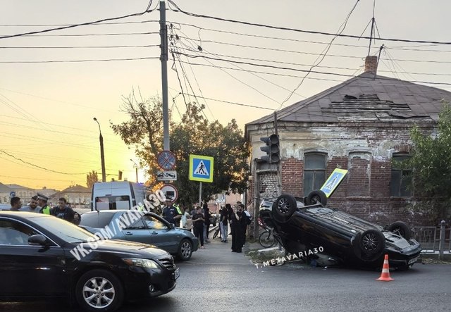 перевернулся автомобиль