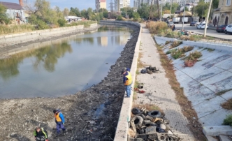 В Астрахани коммунальщики зачищают городские каналы