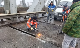 В Астрахани на Старом мосту ремонтируют деформационные швы