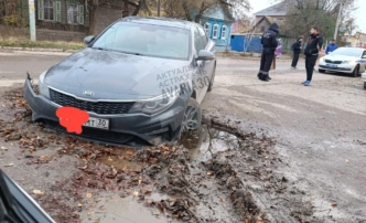 Астраханцы продолжают сообщать о массовых провалах асфальта в городе