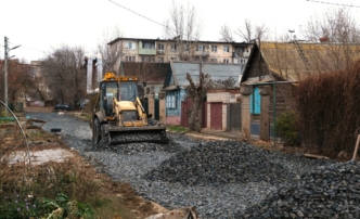 В Астрахани на улице 2‑й Дербентской восстанавливают асфальт после ремонта теплотрассы