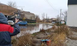 В Астрахани территорию возле элитного ЖК залило сточными водами