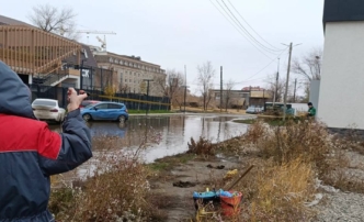 В Астрахани территорию возле элитного ЖК залило сточными водами