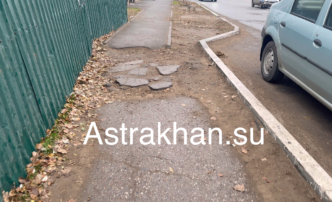 Астраханцы пожаловались на разбитый двор и тротуар в Советском районе города