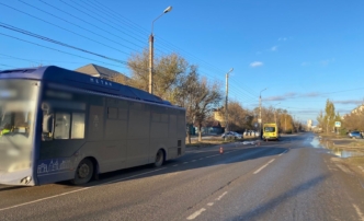 В Астрахани на пешеходном переходе автобус насмерть сбил девушку