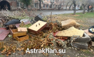 В Астрахани устроили свалку прямо на набережной городского канала