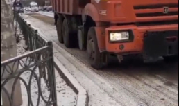 В Астрахани обрабатывают дороги от гололеда В Астрахани обрабатывают дороги от гололеда